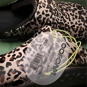 Oofos clogs great nursing shoes- nwt